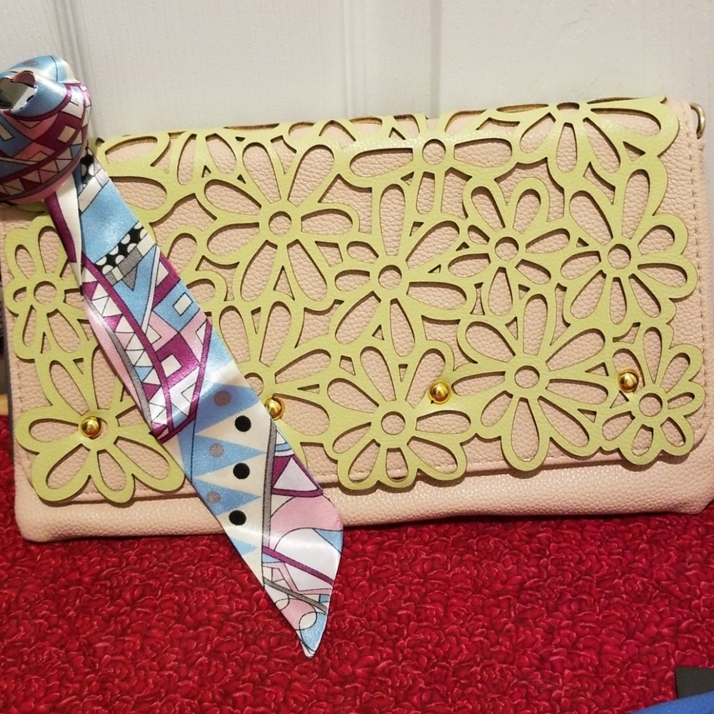 MoDA of NY LaserCut Daiseys 2 In 1 Clutch Or Shoulder Bag - Picture 5 of 9